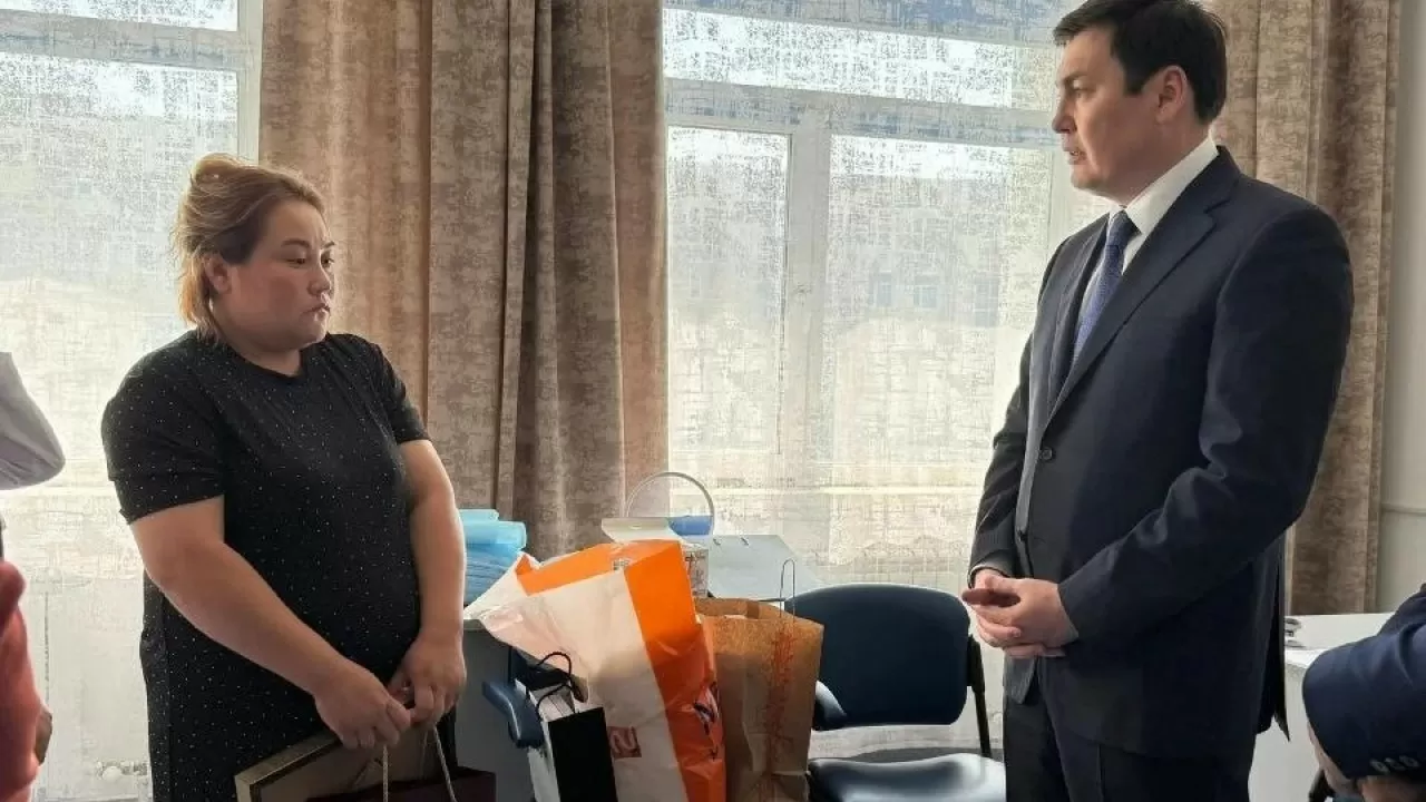 Автобус апатынан екі аяғынан айрылған 8 жасар қыздың отбасына 4 бөлмелі пәтер берілді