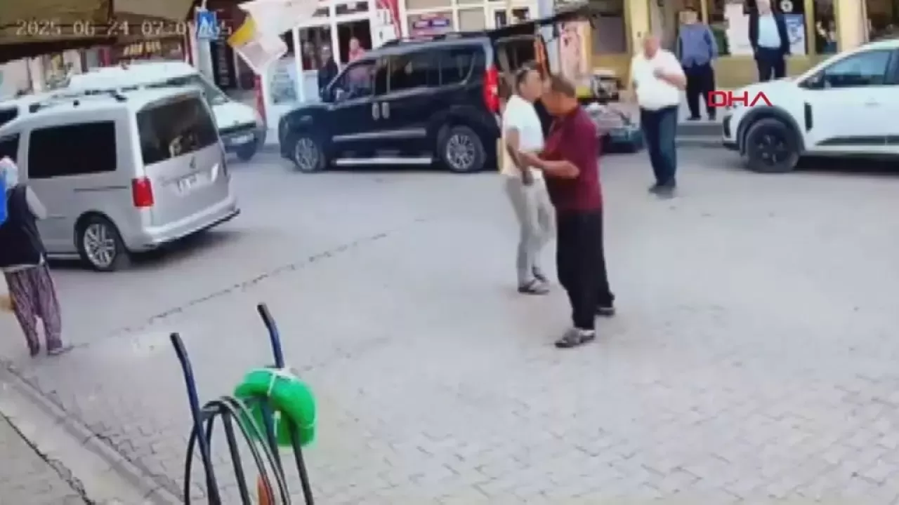 Люди выбегали на улицы: в Турции произошло землетрясение 