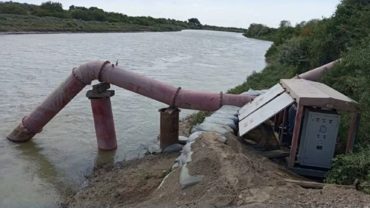 Жители Кызылординской области незаконно качали воду для полива  