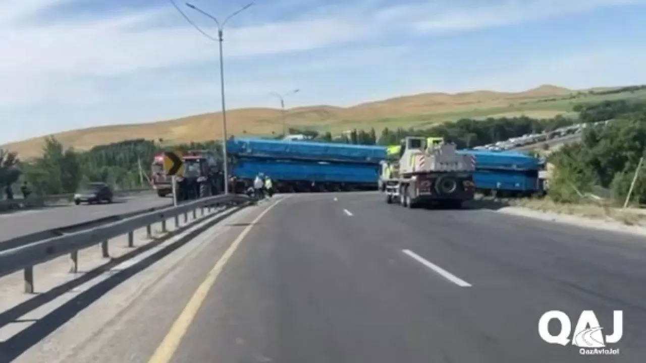 "Тараз – Шымкент" жолын жауып қалған 124 тонналық ауыр жүк көлігі алынып тасталды 