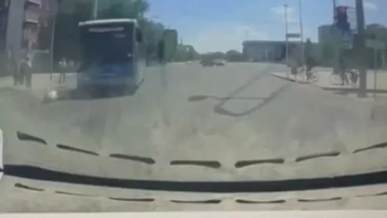 Ақтөбеде автобус қағып кеткен 14 жастағы бала жансақтау бөлімінде жатыр 
