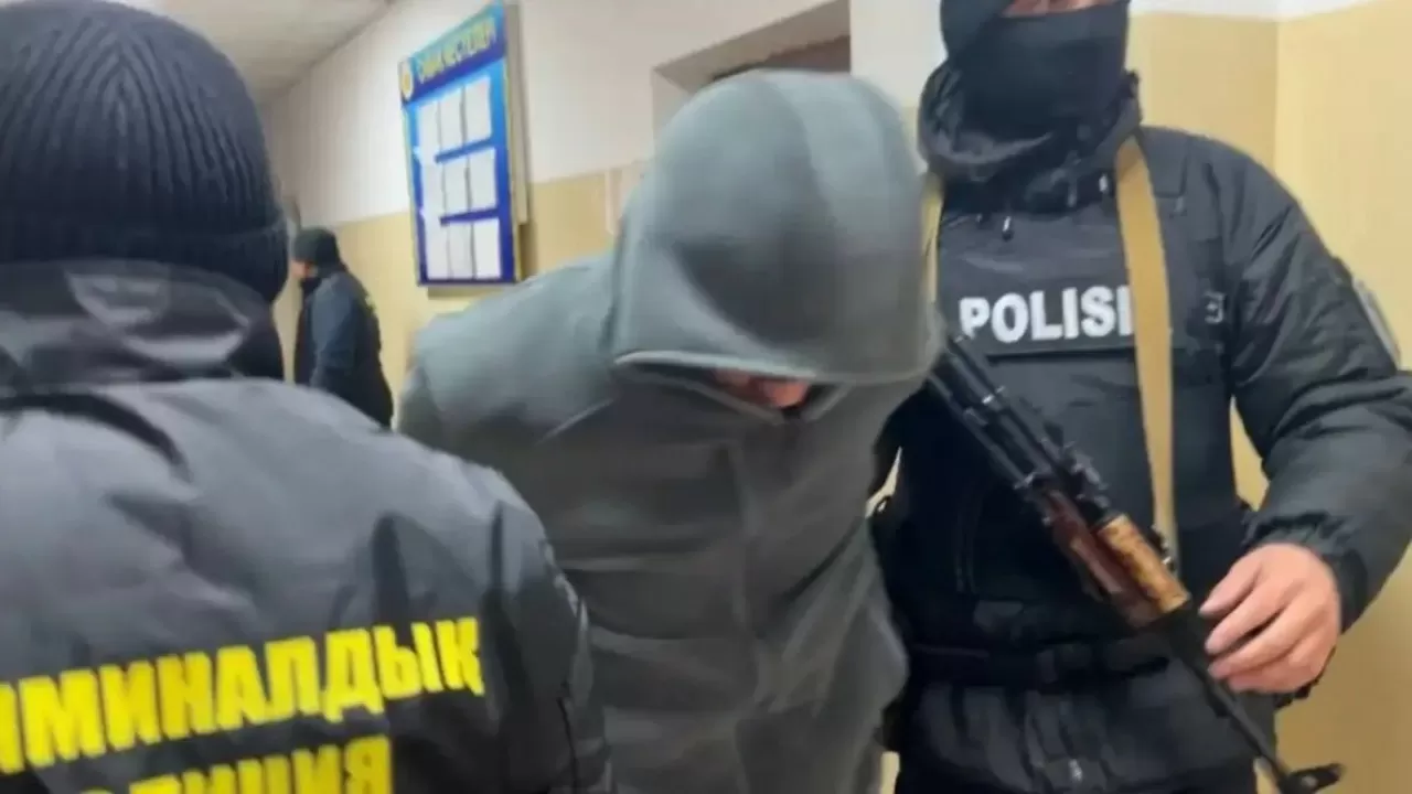 Өскеменде ер адамды ұрып өлтіріп, мәйітін аурухана маңына тастап кеткендер ұсталды 