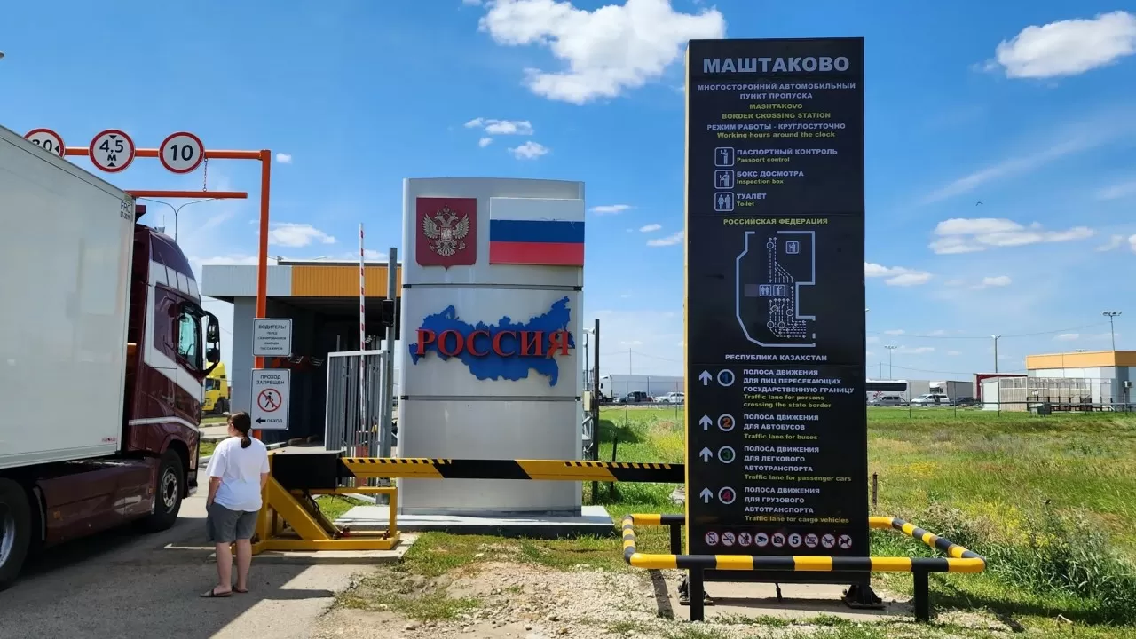 Россия предупреждает о возможном скоплении машин на границе с Казахстаном 