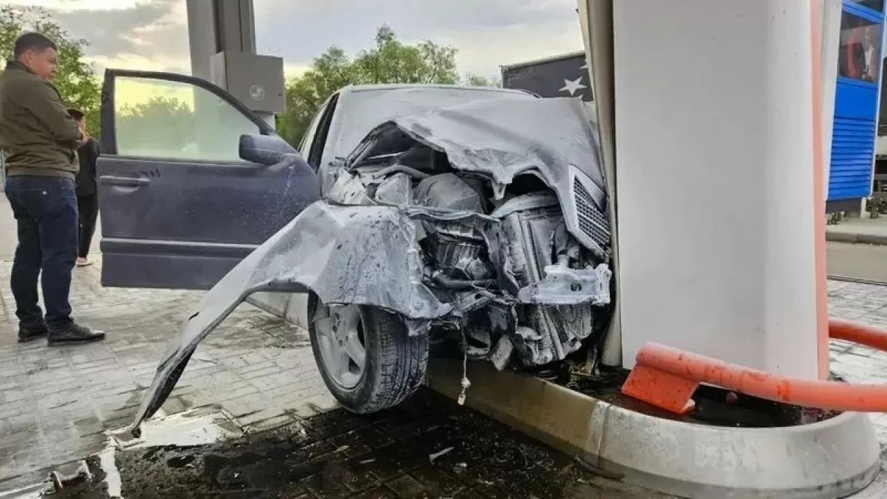 Алматыда көлік жанармай бекетіне соқтығысты