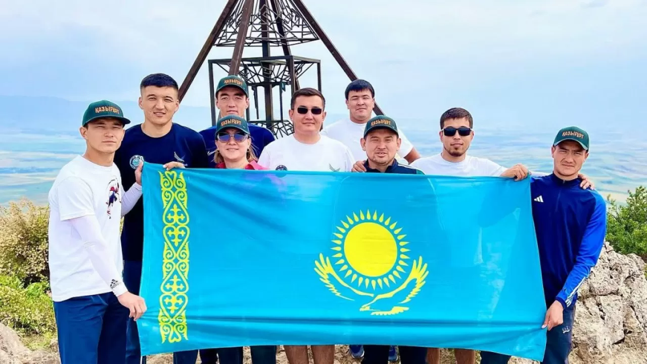 Түркістандық жастар Қазығұрт тауының шыңына Мемлекеттік Ту тікті