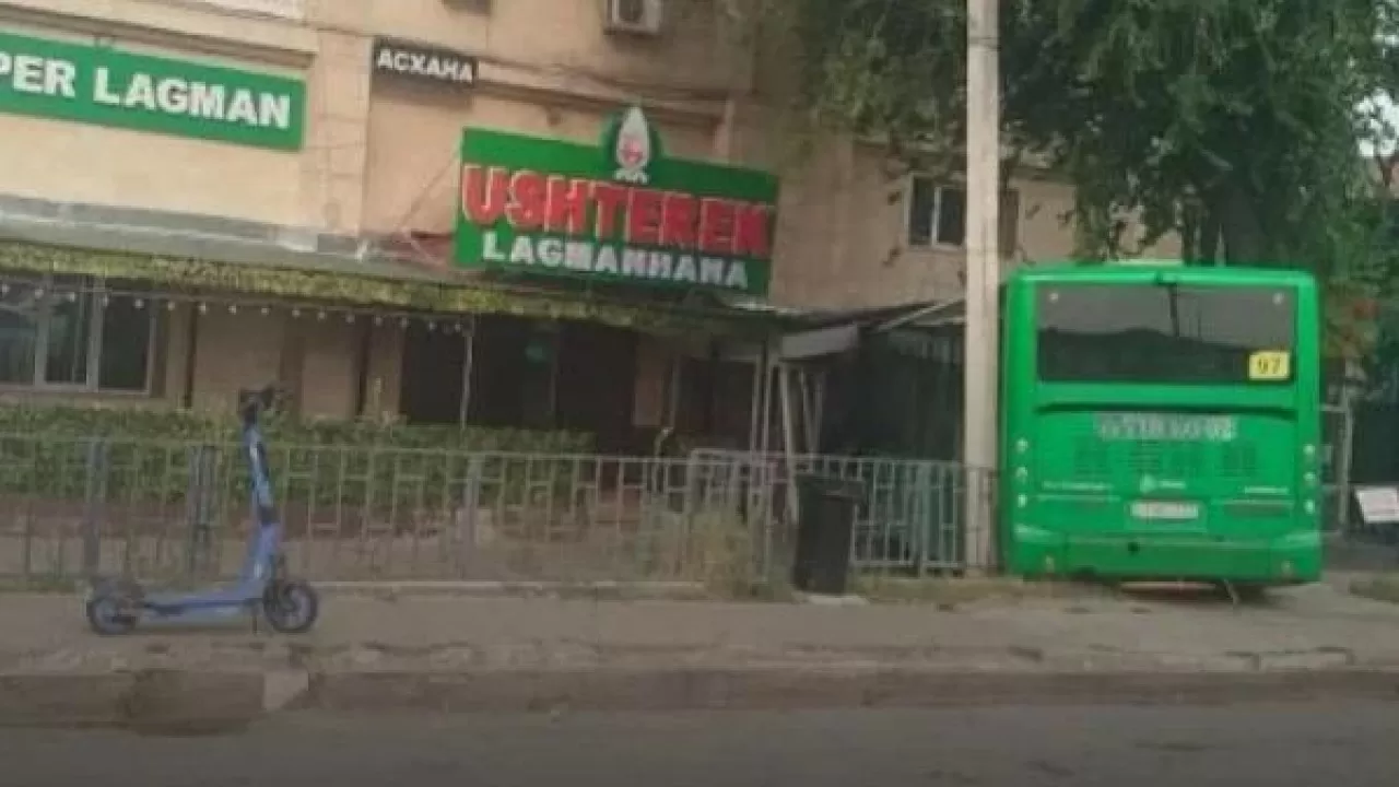 Алматыда көлікпен соқтығысқан автобус ғимаратқа кіріп кетті