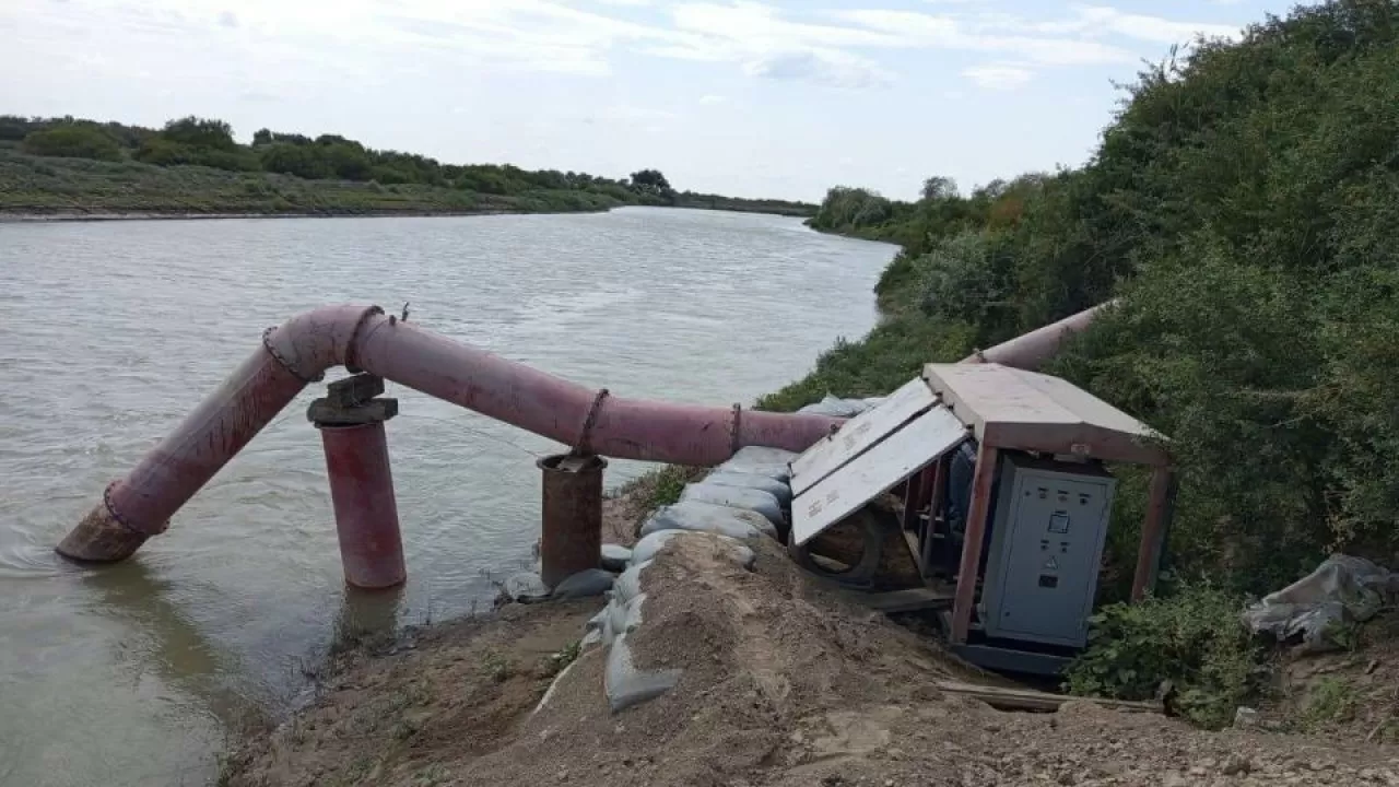 Как Казахстан борется с "теневым" рынком воды 
