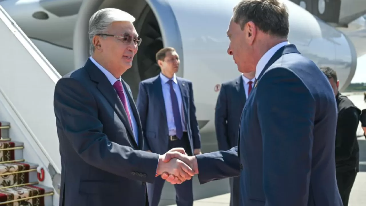 Токаев прибыл в Минск на саммит ВЕЭС и форум ЕАЭС  