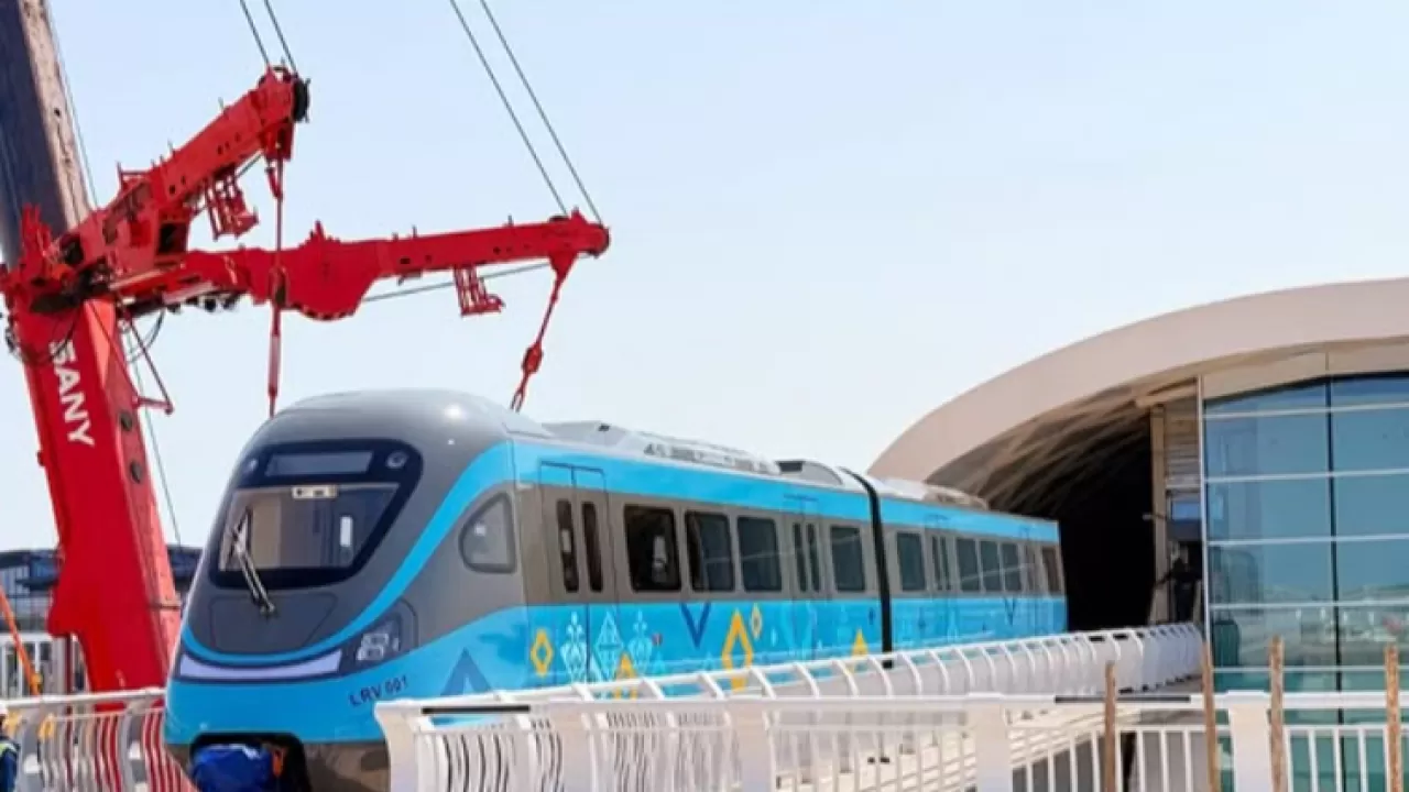 Первые вагоны LRT поставили на рельсы в Астане  