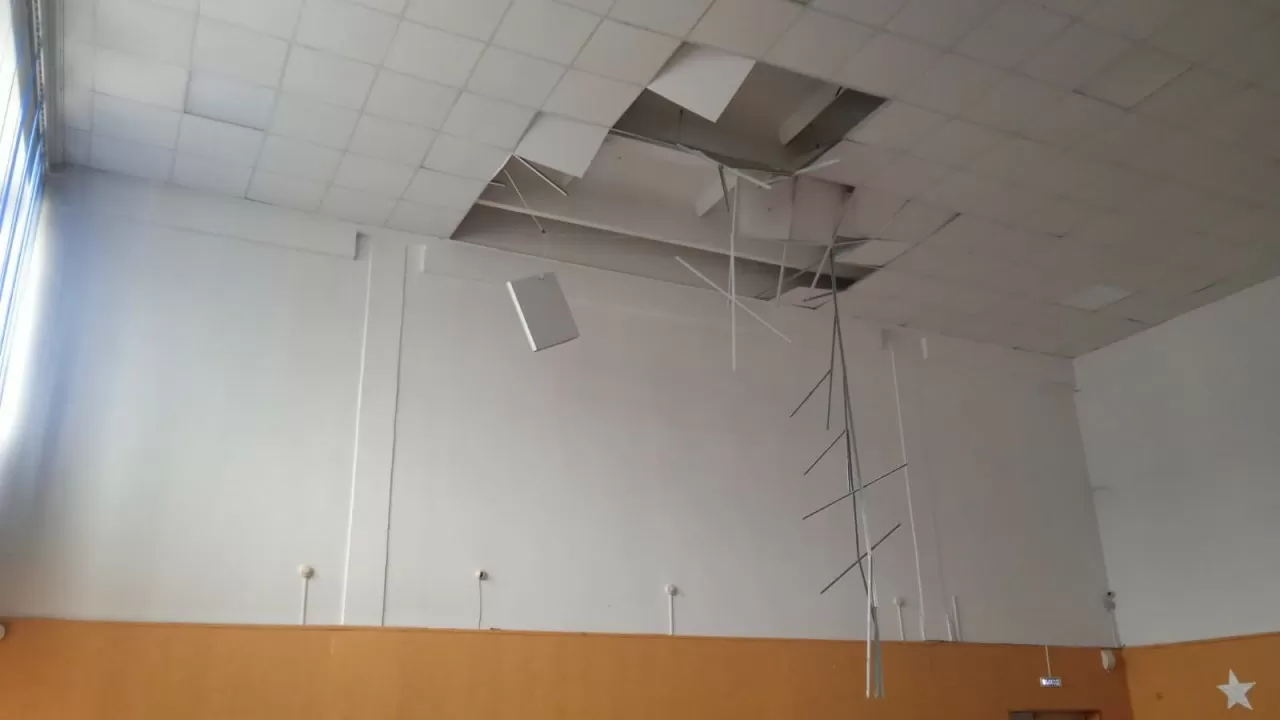 Во время вручения аттестатов обрушился потолок в одной из школ Петропавловска 