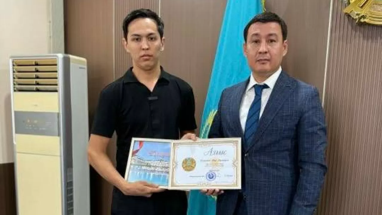 Ақтау әкімі жасөспірімді судан құтқарған азаматтарға құрмет көрсетті