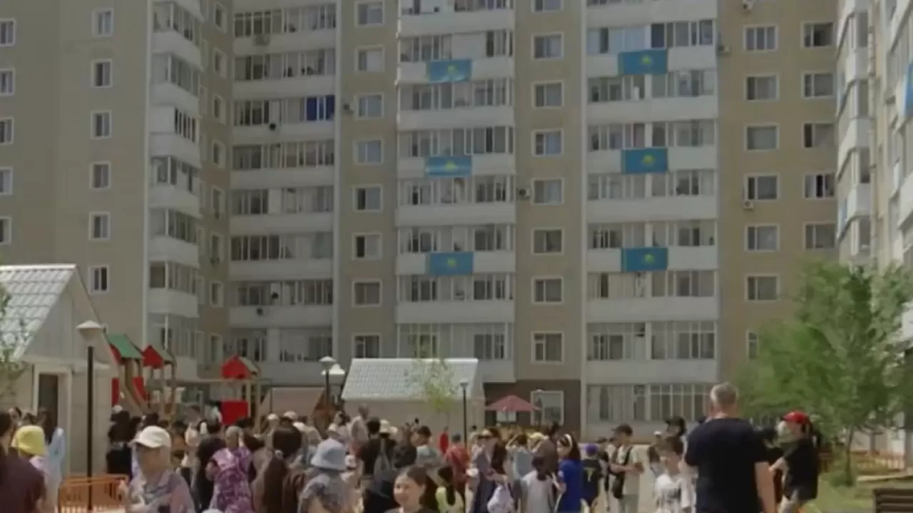 Открытие нового двора — подарок горожанам к дню государственных символов РК 