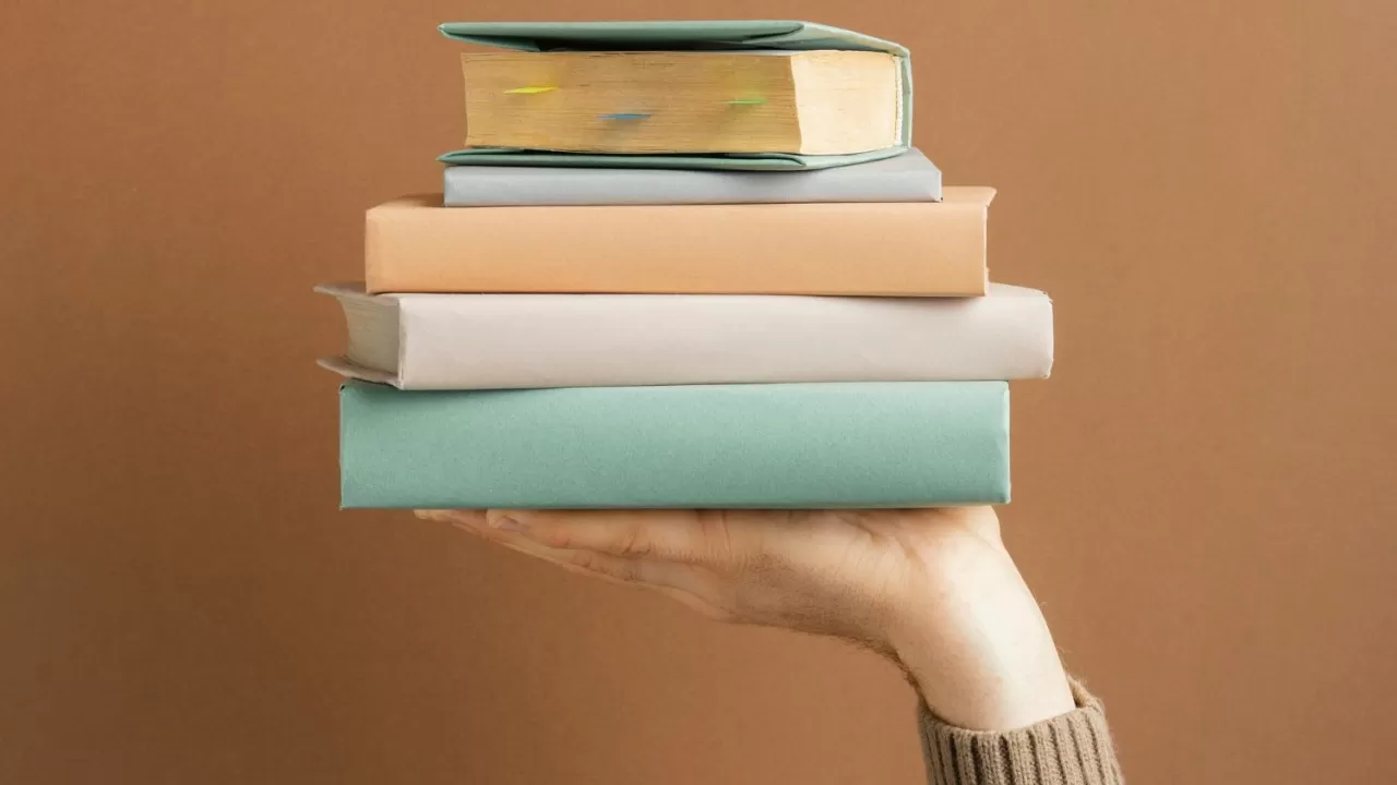 Что почитать летом: 10 книг, которые увлекают с первых страниц