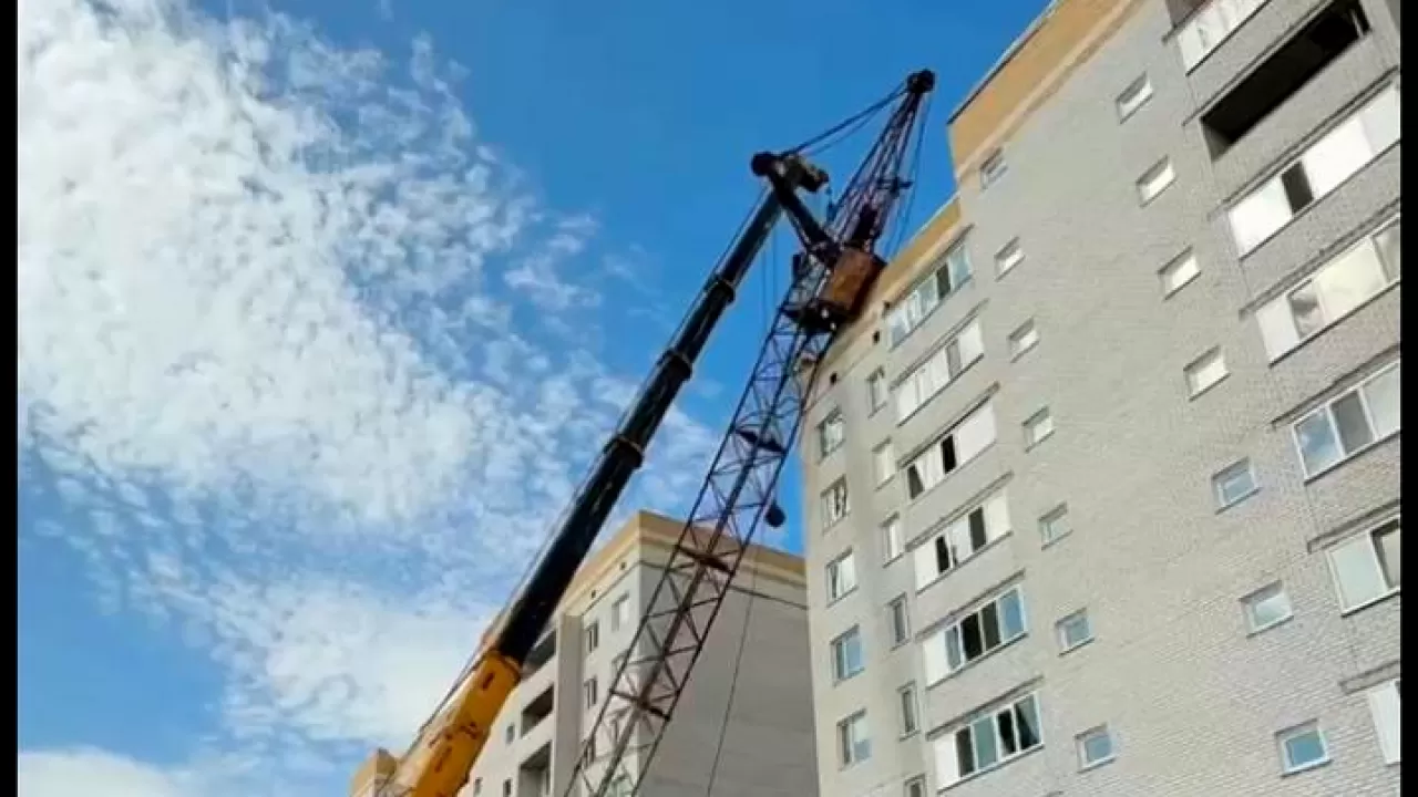 Стрелу крана сняли с крыши дома в Павлодарской области