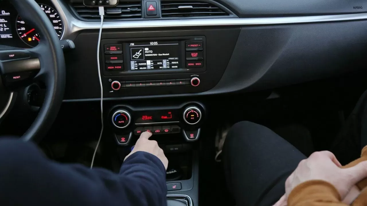 Заңсыз таксилерге тосқауыл қою үшін әуежайларда QR-код енгізілді