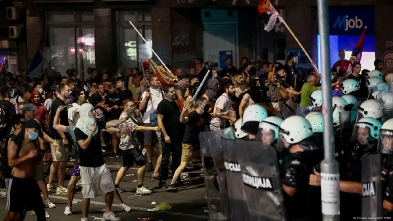 Протестующие в Белграде строят баррикады на улицах