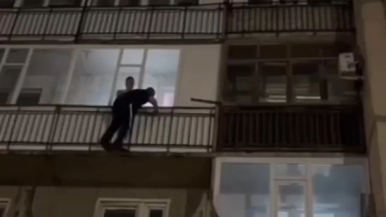 Полицейские Семея спасли ребенка, запершегося в доме 