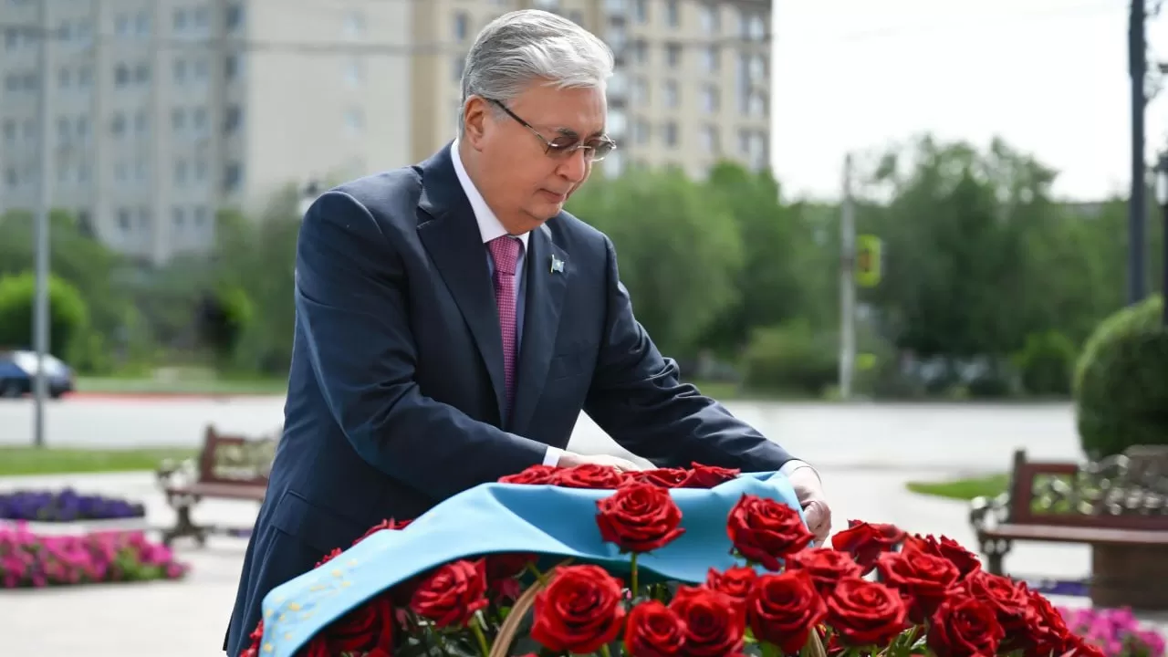 Токаев возложил цветы к памятнику Алии Молдагуловой