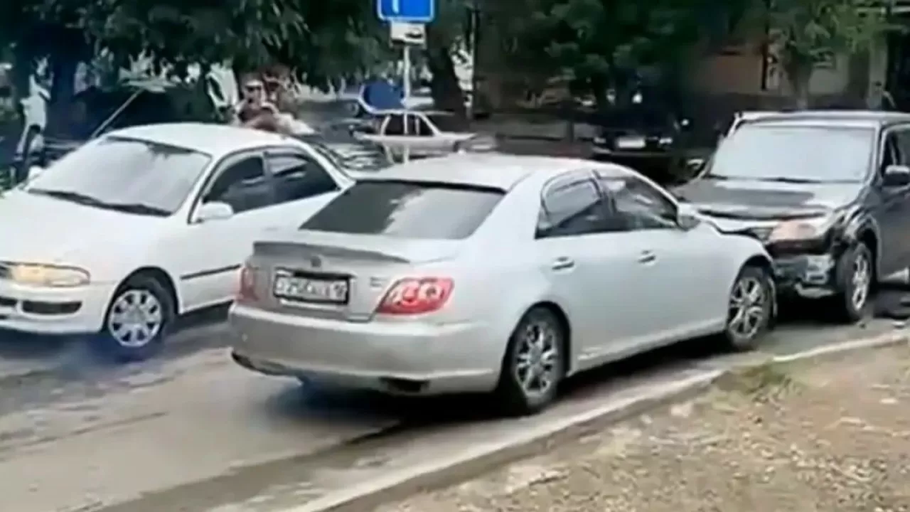 Өскеменде ауладағы 6 көлікті қасақана соққан жүргізуші ұсталды