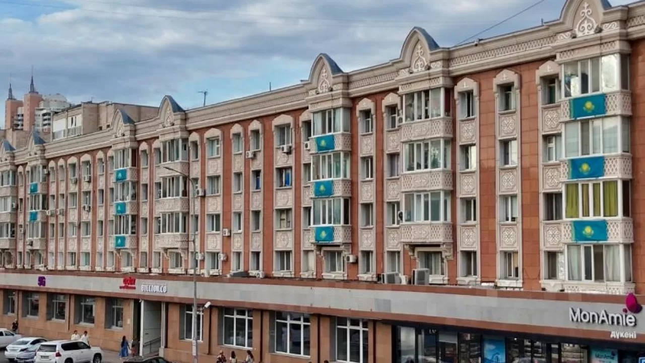 Астананың орталық көшелеріндегі үйлер мемлекеттік тумен безендірілді