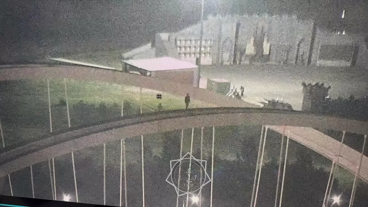 Человек на арке моста в Астане напугал прохожих 
