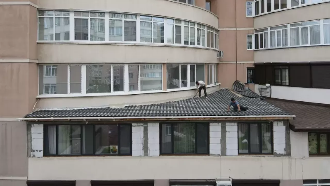 Пристройку к квартире сносят в Алматы