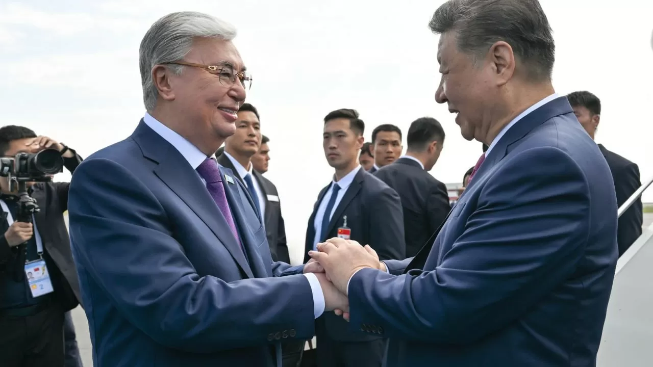 Токаев тепло попрощался с председателем КНР в столичном аэропорту 