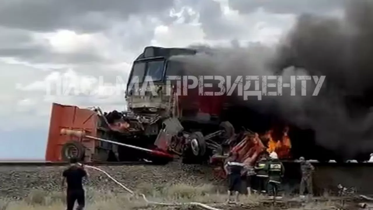 Батыс Қазақстанда жүк көлігі пойызбен соқтығысып, жүргізуші қаза тапты