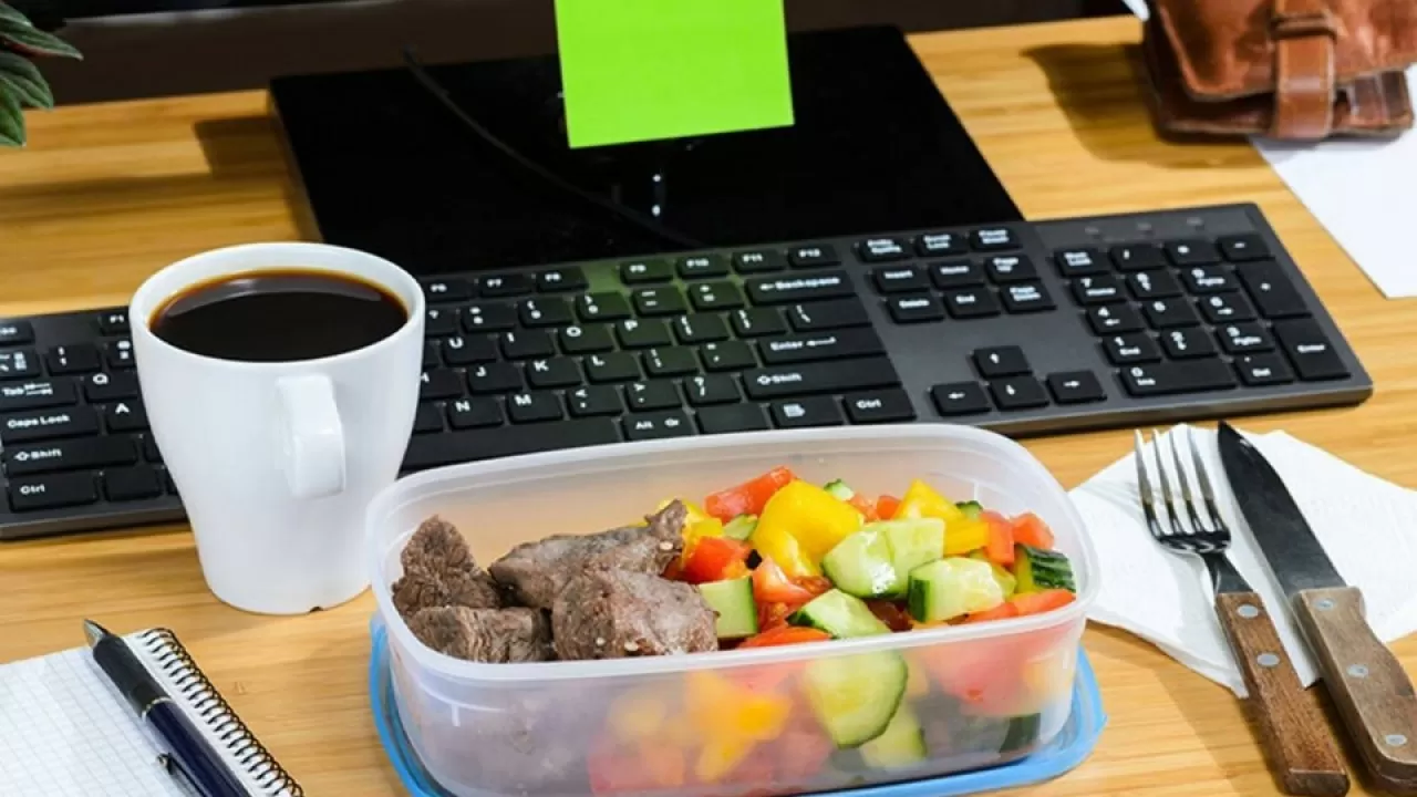 Какие продукты нельзя есть на работе по офисному этикету 