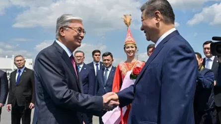 Си Цзиньпин Қазақстанға келді