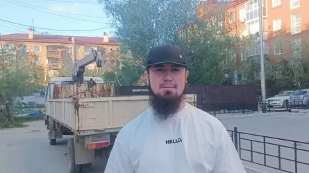 Такси жүргізушісі жолаушы ұмытып кеткен телефонды қайтару үшін оны 9 күн бойы үйінің алдында күткен 