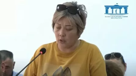 «Бүркіт ем аспанда ұшқан, түстім торға»: Шерзат сотында сотталушы анасына өлең арнады