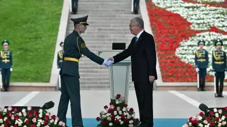 Президент оқуын үздік бітірген курсанттарға шен тапсырды