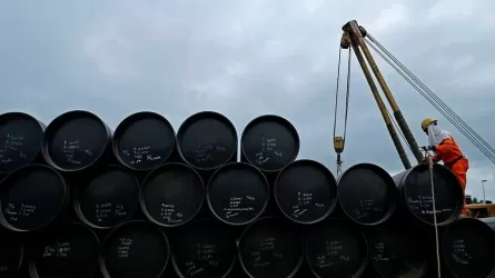 Цены на нефть удерживают рост в ожидании переговоров между США и Китаем