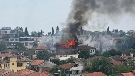 В турецкой Анталье загорелись гостиница и несколько зданий