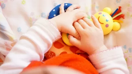 Годовалого ребенка спасли из запертой машины на юге Казахстана 