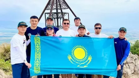 Түркістандық жастар Қазығұрт тауының шыңына Мемлекеттік Ту тікті