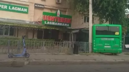 Алматыда көлікпен соқтығысқан автобус ғимаратқа кіріп кетті