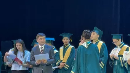 Үздік колледж түлектері әкімдіктен марапат алды