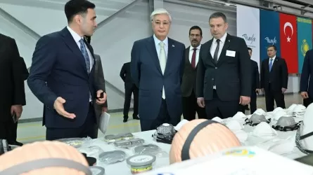 Президент респиратор мен газтұтқы шығаратын зауытқа барды 