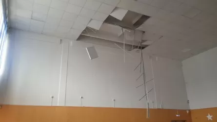 Во время вручения аттестатов обрушился потолок в одной из школ Петропавловска 