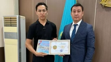 Ақтау әкімі жасөспірімді судан құтқарған азаматтарға құрмет көрсетті