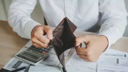 Казахстанцам разрешат не возвращать долг всем, кому должны