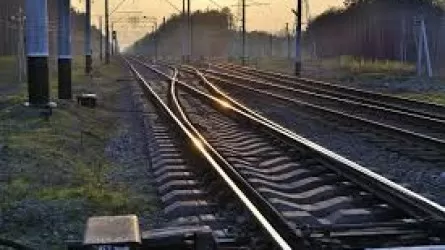 Поезд насмерть сбил двух человек в Алматинской области