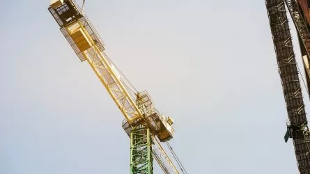 В Алматы упал башенный кран, погиб оператор