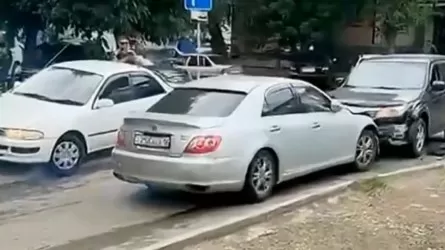 Өскеменде ауладағы 6 көлікті қасақана соққан жүргізуші ұсталды