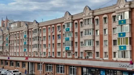 Астананың орталық көшелеріндегі үйлер мемлекеттік тумен безендірілді
