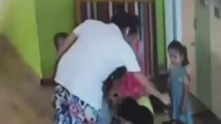 Павлодарда балабақша тәрбиешісі бүлдіршіндерді аяусыз ұрып, шашынан жұлқылаған