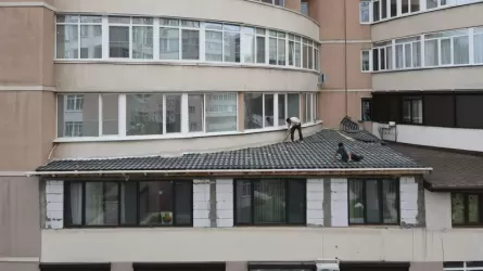 Пристройку к квартире сносят в Алматы
