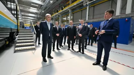 Токаеву показали первый казахстанский пассажирский вагон 